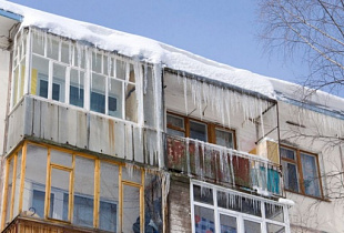 В Ижевске прокуратура возбудила дело по факту падения снега с крыши на женщину 