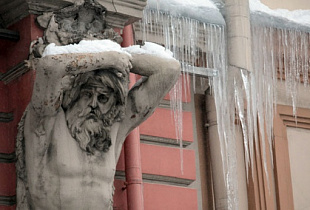 Дворы Петербурга расчищают от снега более 7 тысяч дворников и 600 единиц спецтехники