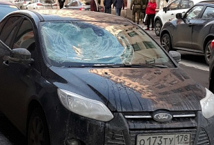 В Санкт-Петербурге наледь разбила лобовое стекло иномарки