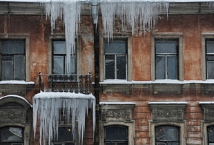 В центре Санкт-Петербурга на женщину упала глыба льда