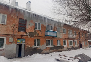 Жители Сызрани выкладывают в сеть фотографии «сосулек-убийц»