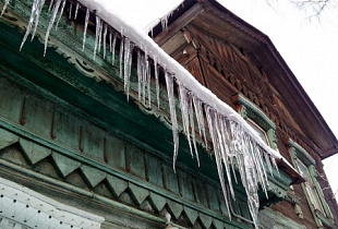 Управляющая компания из Костромы выплатит компенсацию девушке за травмы от схода снега с крыши
