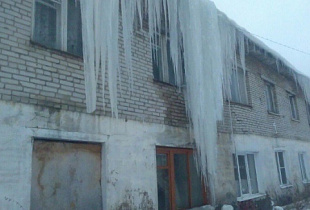 Дом в Новгородской области покрылся ледяными глыбами