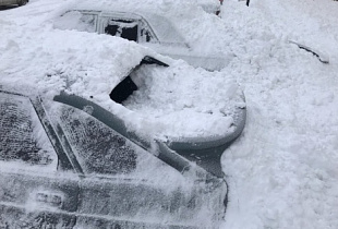 В Балаково снег с крыши спорткомплекса повредил несколько машин