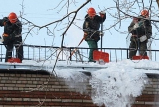 В Кирове подрядчики будут оперативно чистить крыши после жалоб горожан