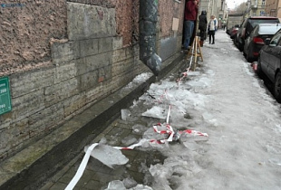 Полтысячи крыш Петербурга чистили от снега с нарушениями