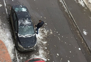 В Санкт-Петербурге за день от сосулек пострадал пятый автомобиль