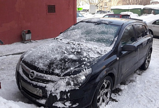 Упавший с крыш снег повредил несколько машин в Новосибирске