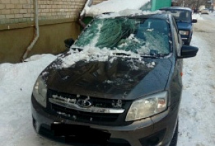 В Димитровграде на машину с крыши упала ледяная глыба