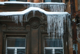 В Санкт-Петербурге рухнувшая глыба льда убила студента
