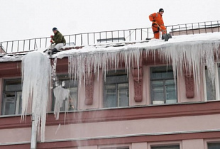 Коммунальщики Кирова отчитываются об уборке крыш в мессенджере