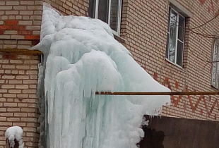 Ледяной нарост сковал газовую трубу многоквартирного дома в Ивантеевке