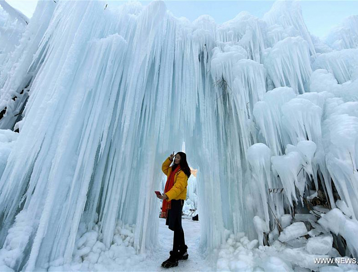 Второй по величине китайский водопад Хукоу превратился в ледяную скульптуру