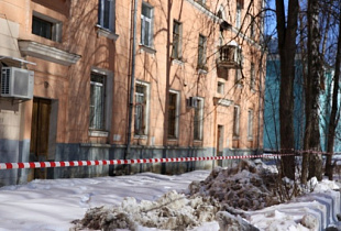 В Ярославле упавшая глыба льда отправила 8-летнюю девочку в реанимацию