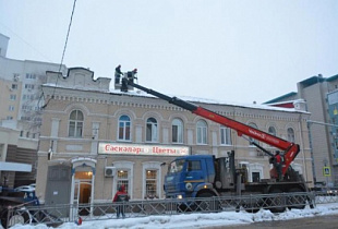 Уфимские коммунальщики отчитались об очистке крыши от снега и сосулек