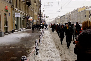 Мужчина пострадал от сосульки в центре Санкт-Петербурга