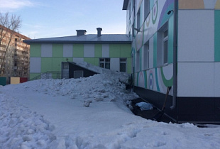 В Барнауле от схода снега с крыши детского сада погиб мужчина