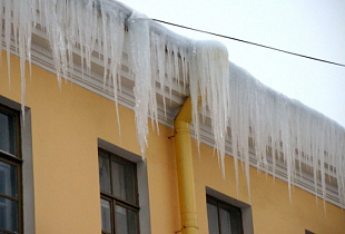 Отвечать за очистку крыш нежилых зданий в Москве от снега и сосулек будут собственники