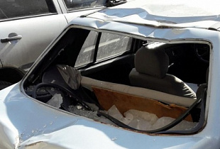 В Петербурге еще один автомобиль пострадал от сосульки