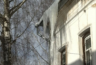 В Костроме снег с крыши дома обрушился на 14-летнего подростка