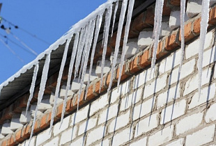 Мэрия обязала ТСЖ и УК Красноярска очистить крыши от снега и сосулек
