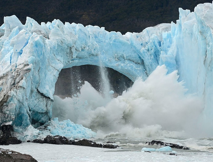 На леднике Перито-Морено снова обрушился гигантский ледяной мост