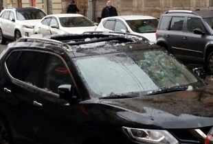 В Санкт-Петербурге упавшая сосулька пробила люк автомобиля