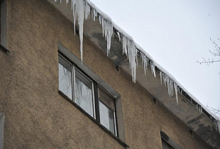 В Екатеринбурге на 69-летнюю женщину упала глыба льда