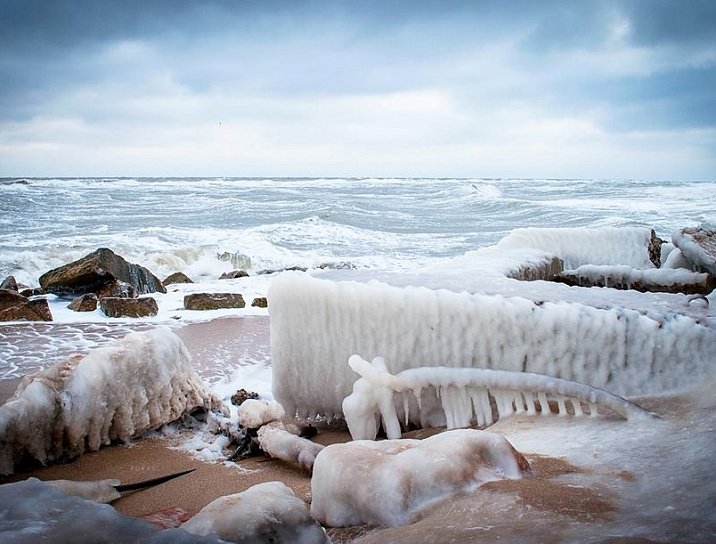 Берега Азовского моря сковало льдом