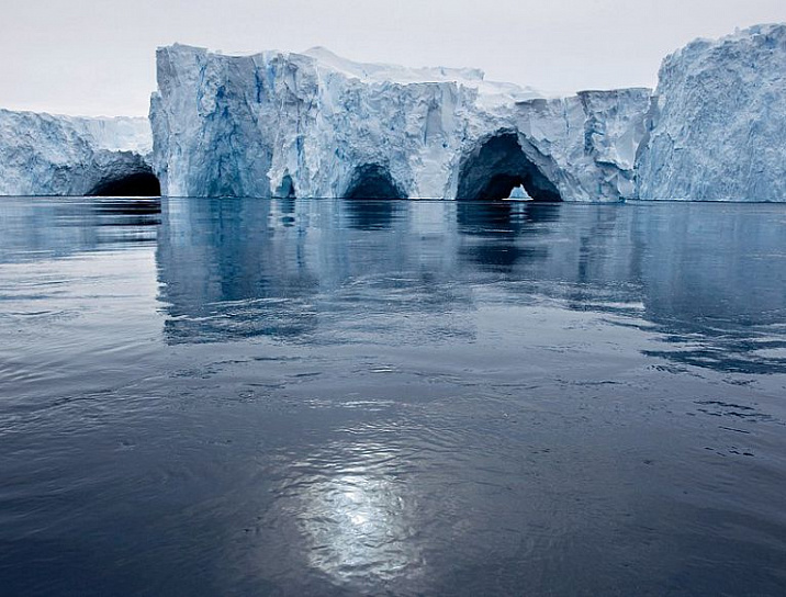 Отколовшийся от Антарктиды айсберг стал разваливаться на части прямо у берега