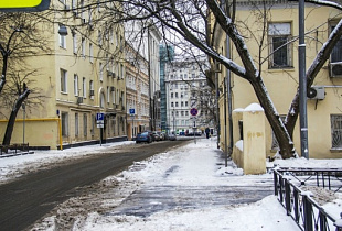 В центре Москвы на пенсионера упала сосулька