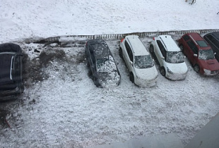 Сошедший с крыши снег повредил три машины в Североморске
