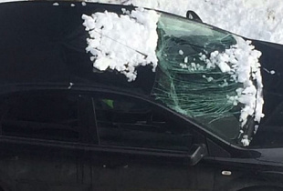Упавшая с крыши наледь повредила автомобили в Ставрополе