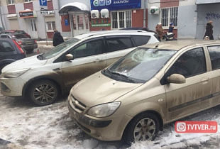 Упавшая с крыши здания Правительства Тверской области сосулька разбила автомобиль