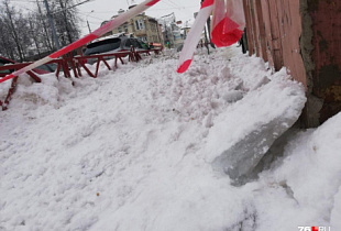 Снег и лёд с крыши проломили жительнице Ярославля голову и повредили спину