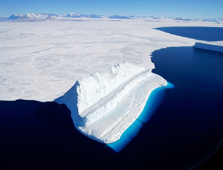 Исследовательский самолет NASA сфотографировал «cамый голубой лед» на Земле